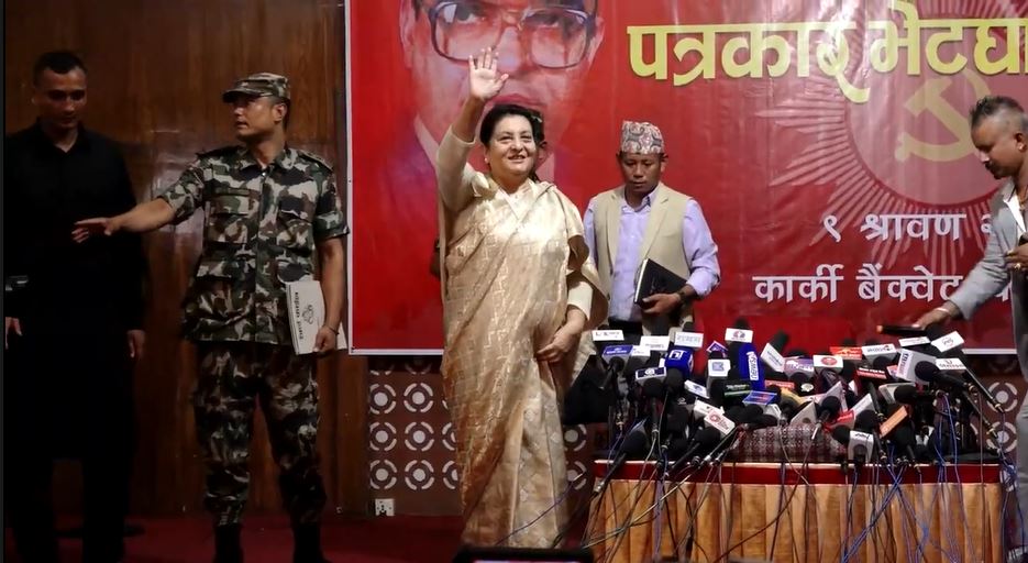 राष्ट्रपतिको पदमा रहँदा पनि पार्टी सदस्यता नछाडेको पूर्वराष्ट्रपति भण्डारीको असंवैधानिक दाबी
